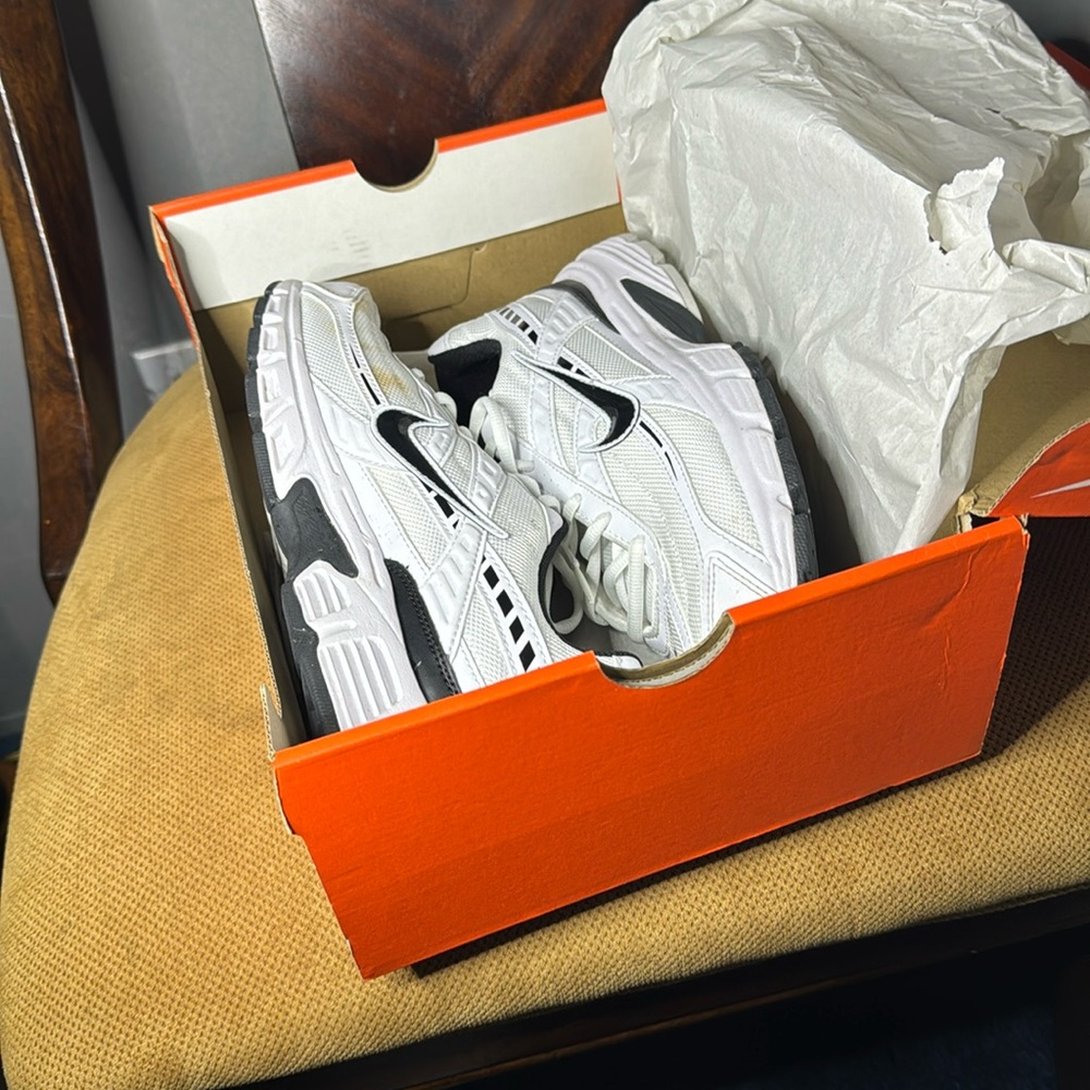 Nike Intimidator Shoes - 8.5